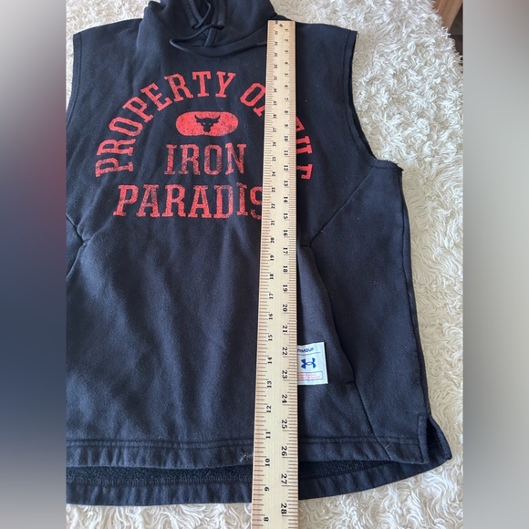Under‎ Armour Black Sleeveless vest with Red Text - Picture 7 of 8